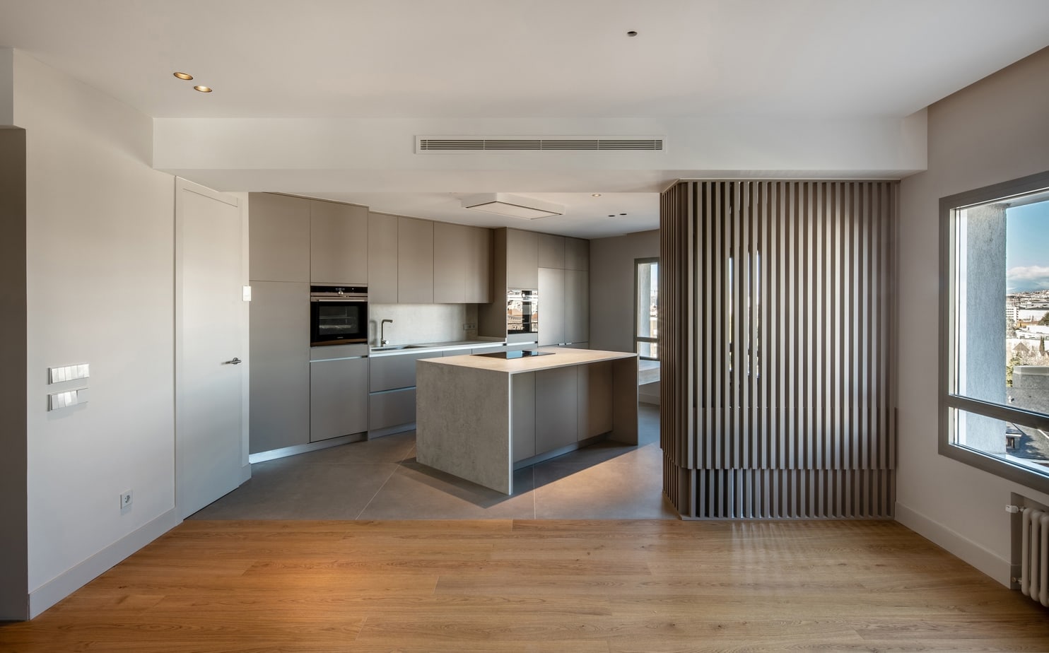 IMG_0279 Cocina moderna y renovada en una vivienda reformada por Dekoa Construcciones en Madrid.