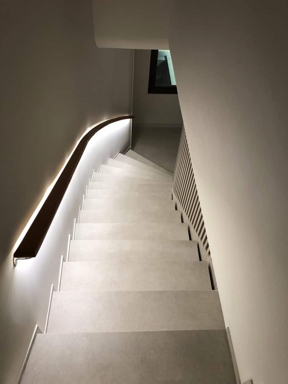 led Escalera diseñada con iluminación LED. Reforma integral realizada por Dekoa Construcciones.
